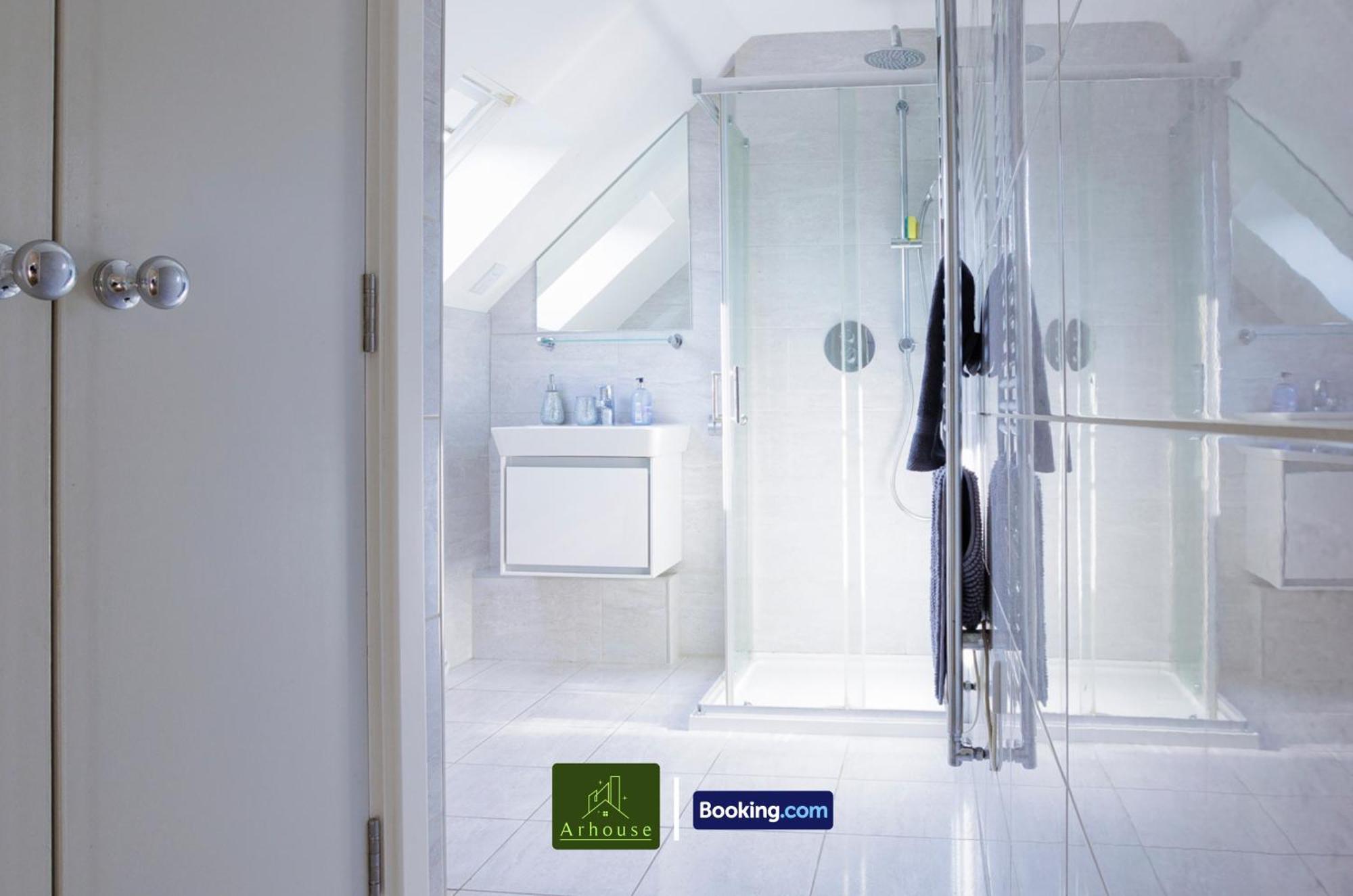 One Bedroom By Arhouse Short Lets & Serviced Kingston With Free Wifi *
